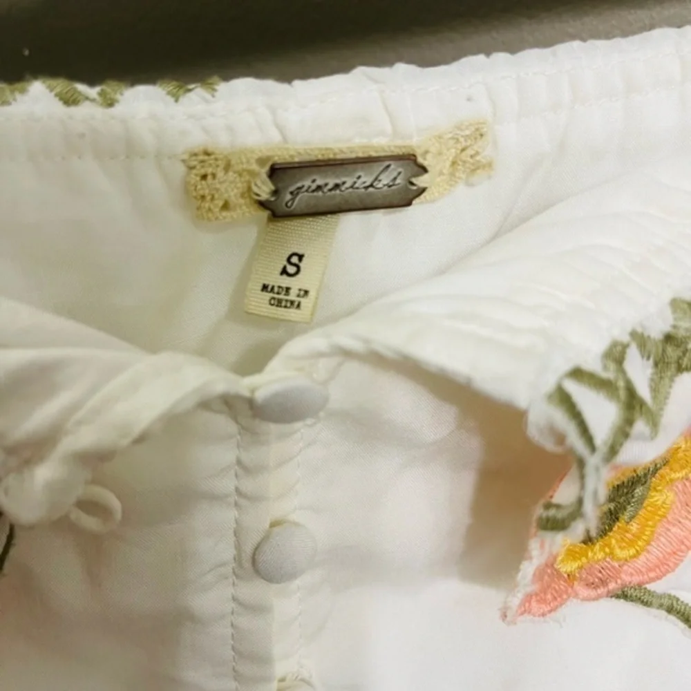Gimmicks BKE Embroidered Floral Off‎ The Shoulder Top. Size Small